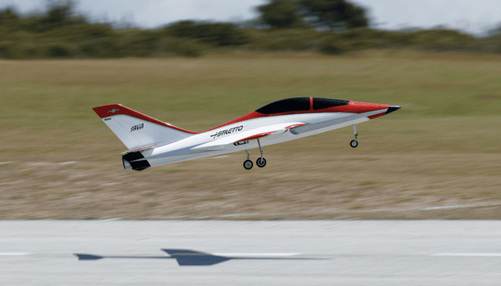 Modellflugzeug startet auf einer Landebahn, ideal für weltweiten Versand.